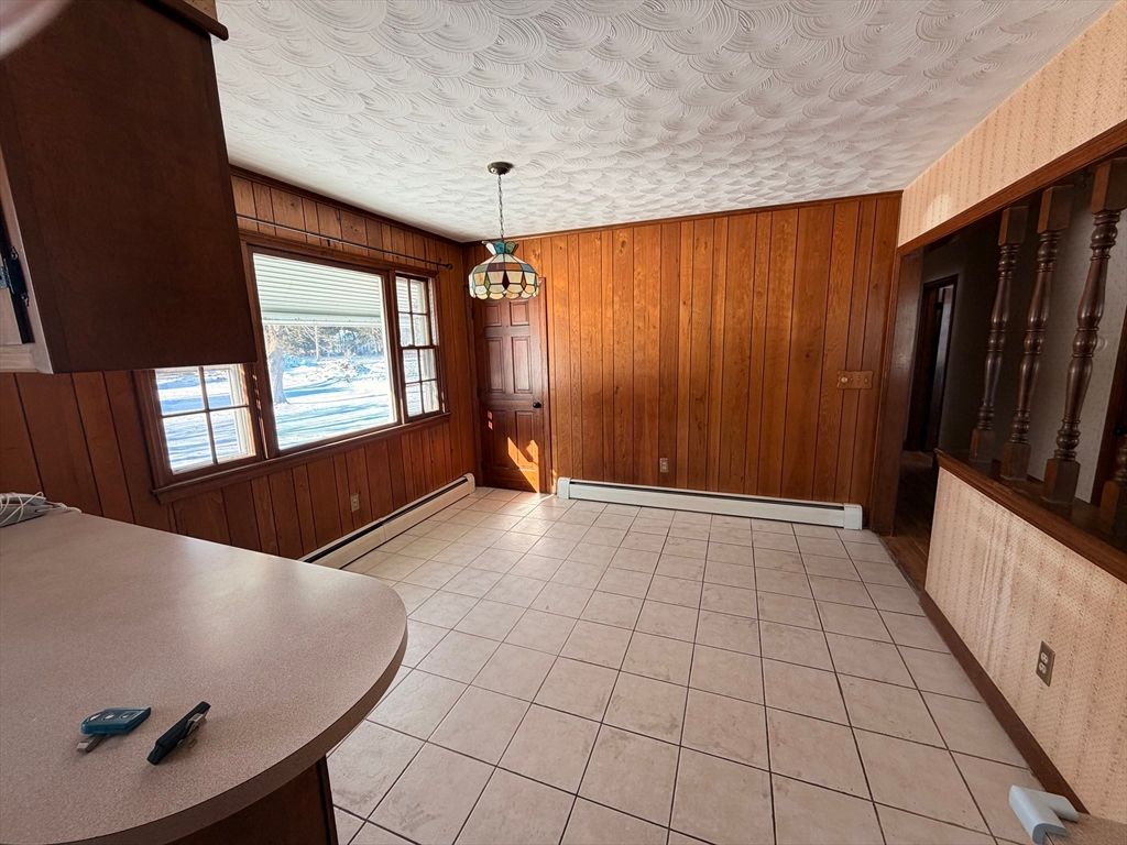 Empty room, Interior, Pendant Lights, Wooden Walls