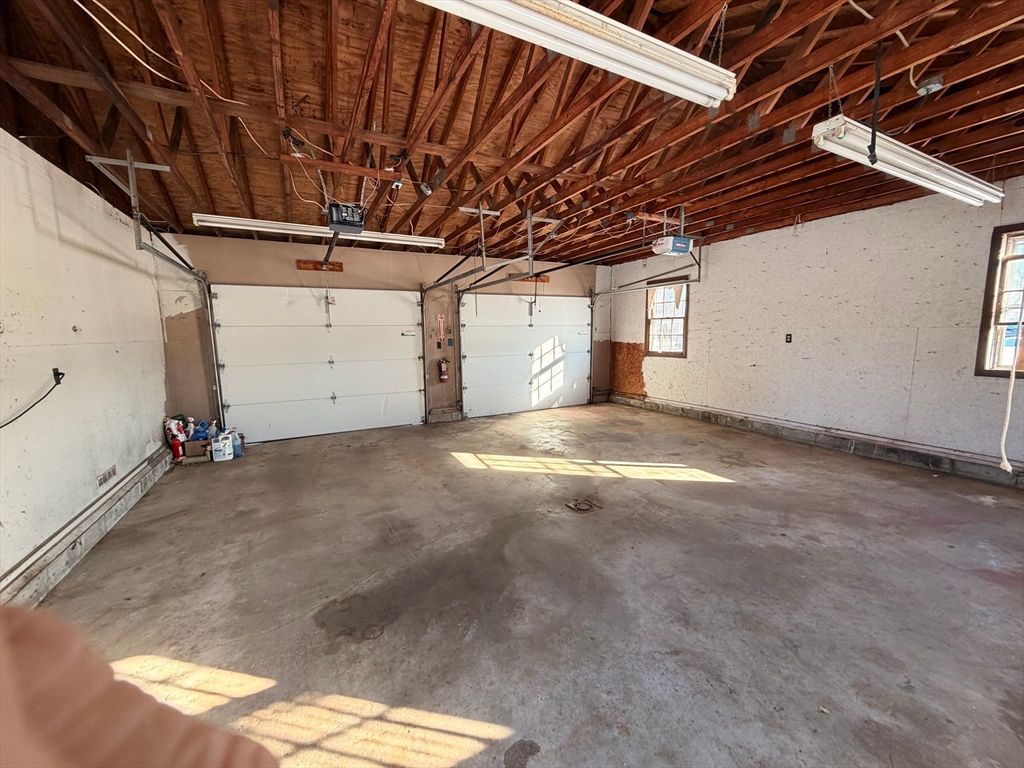 Garage, Interior, Wooden Beams