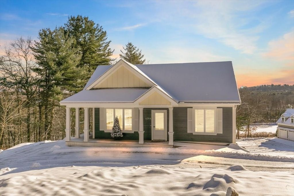 Exterior, Facade, Ranch