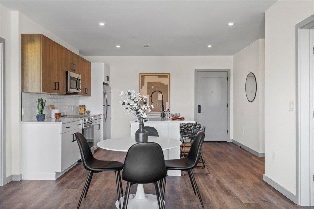 Dining room, Interior, Kitchen, Recessed Lighting, Wood Texture Flooring