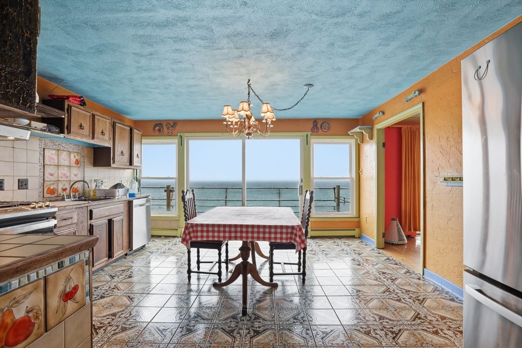 Chandelier, Dining room, Interior, Kitchen, Stainless Steel Appliances, Water
