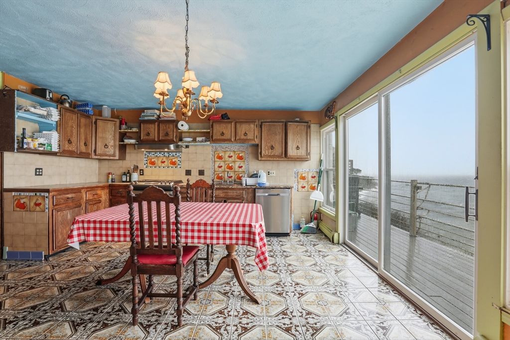 Chandelier, Dining room, Interior, Kitchen, Stainless Steel Appliances