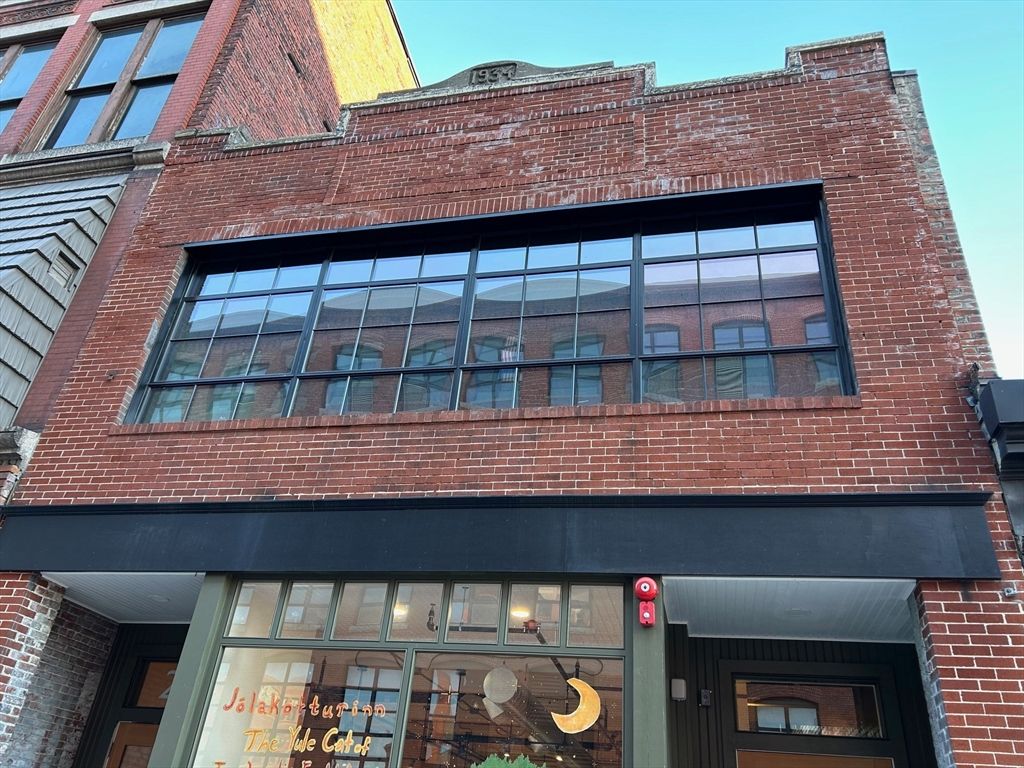 Exterior, Facade, Brick Facade, Rowhouse