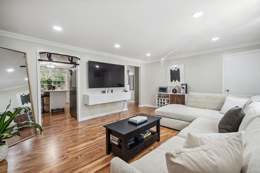 Interior, Living room, Recessed Lighting, Wood Texture Flooring
