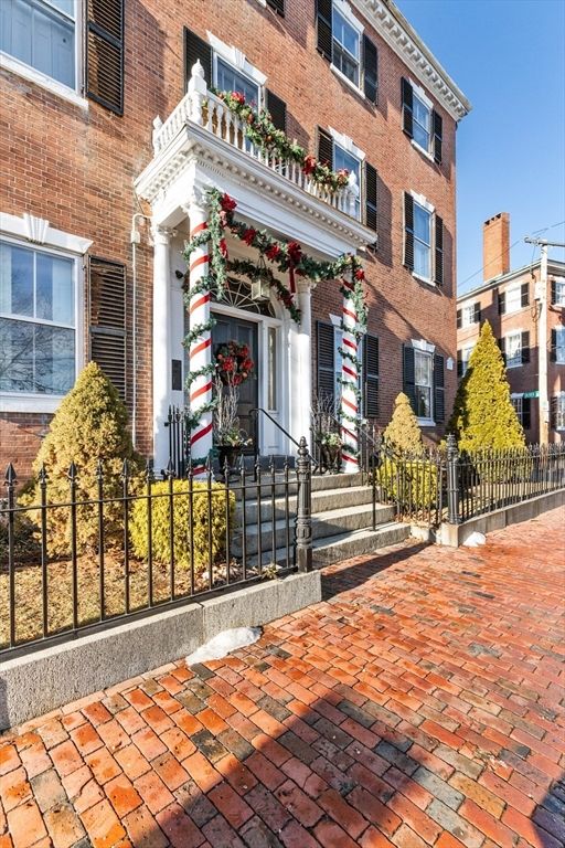 Exterior, Facade, Brick Facade, Rowhouse