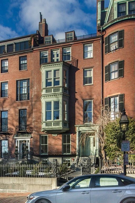 Exterior, Facade, Brick Facade, Rowhouse