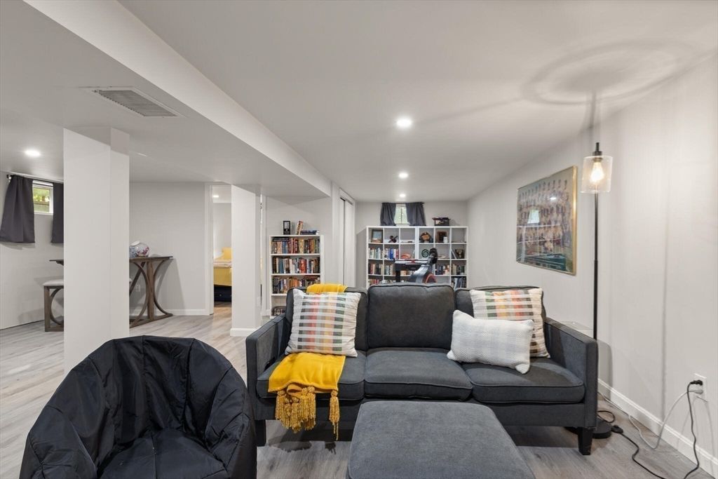 Interior, Living room, Pendant Lights, Recessed Lighting, Wood Texture Flooring