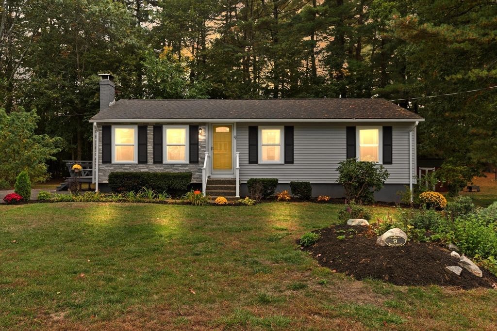 Exterior, Facade, Split Level