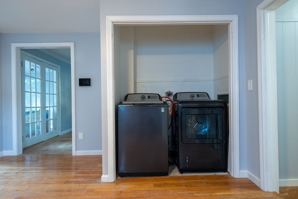 Interior, Washer, Wood Texture Flooring