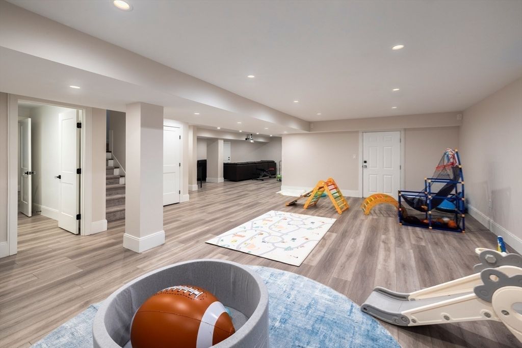 Interior, Recessed Lighting, Wood Texture Flooring