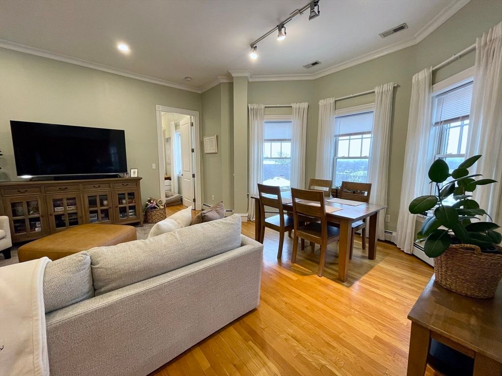 Dining room, Interior, Living room, Recessed Lighting, Wood Texture Flooring