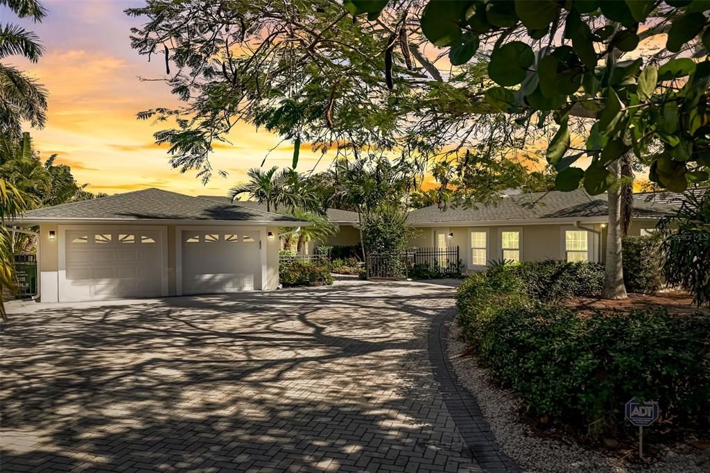 Attached, Exterior, Facade, Ranch