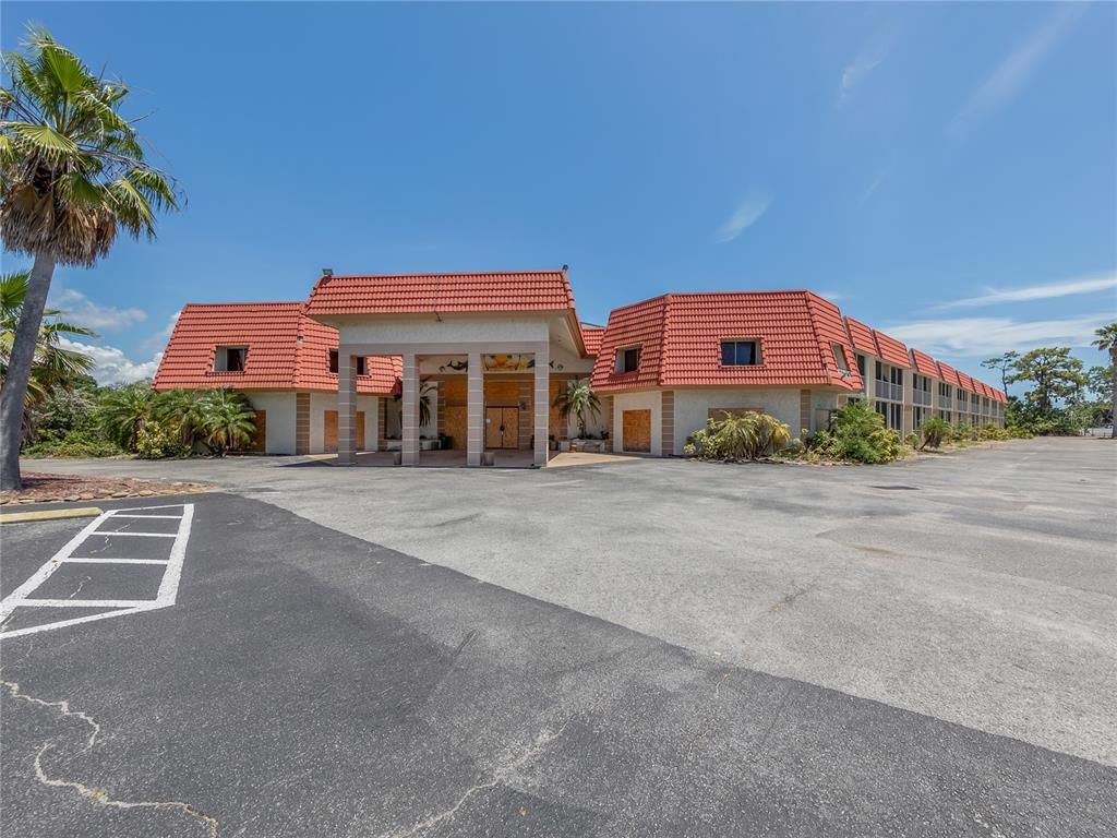 Attached, Exterior, Facade, Mediterranean