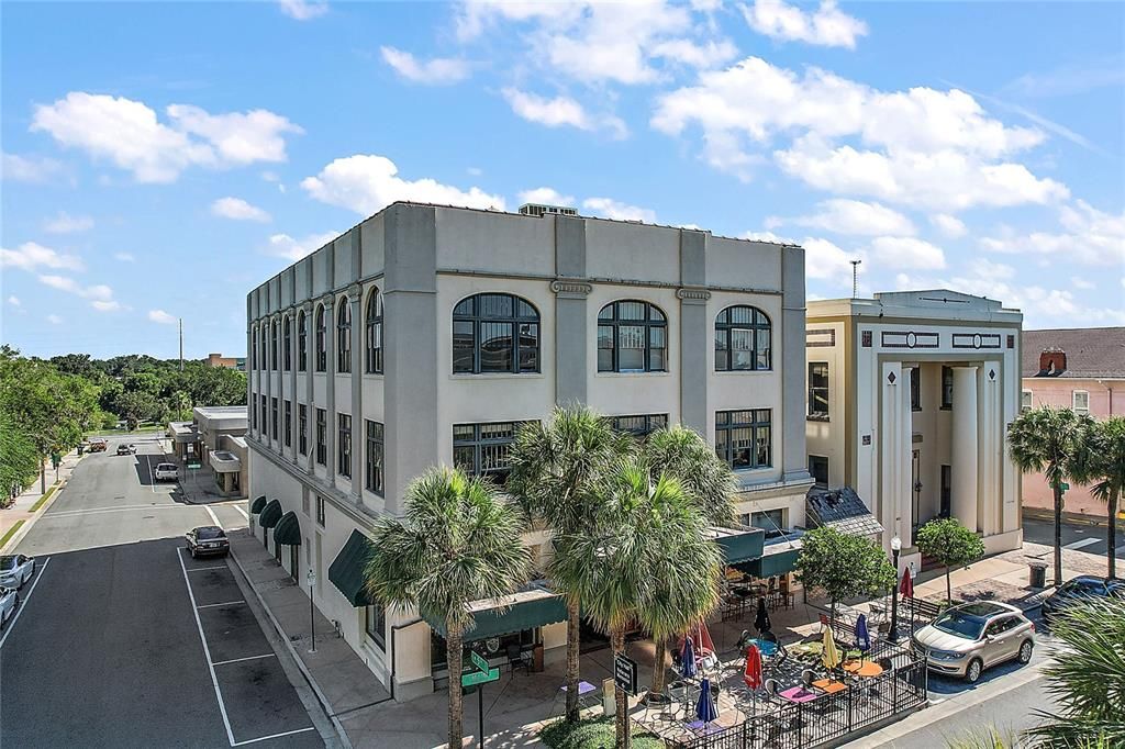 Exterior, Facade, Modern