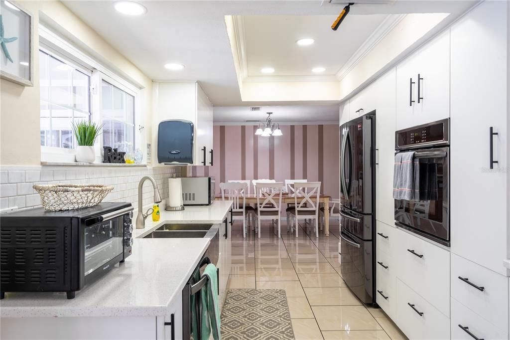 Dining room, Interior, Kitchen, Pendant Lights, Recessed Lighting, Stainless Steel Appliances