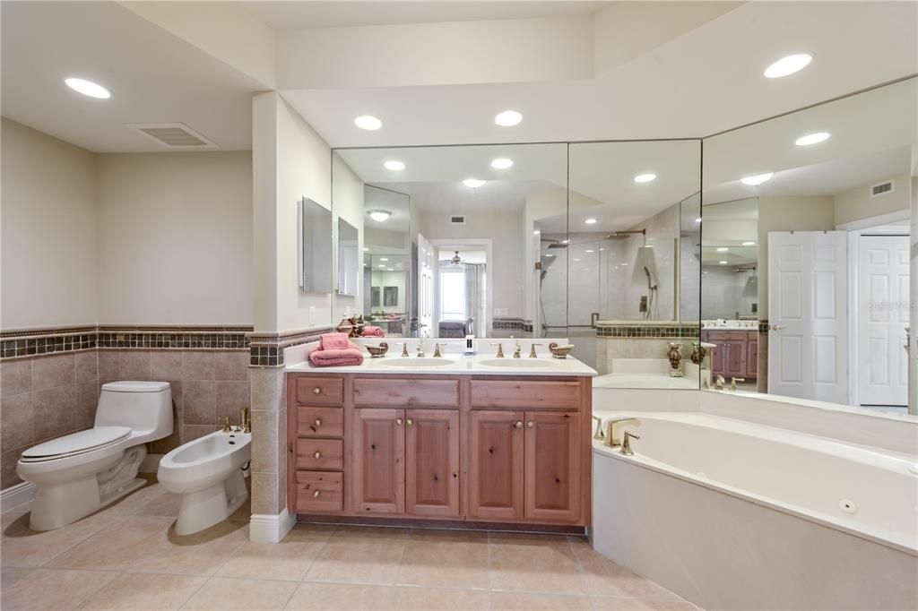 Bathroom, Dual Sink Vanities, Interior, Recessed Lighting