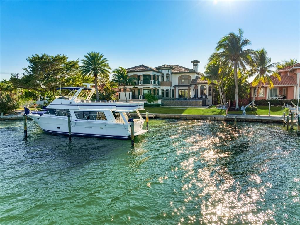 Exterior, Lake