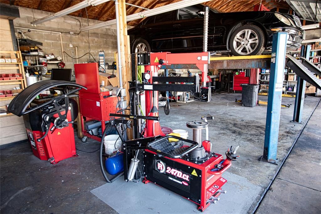 Garage, Interior, Wooden Beams
