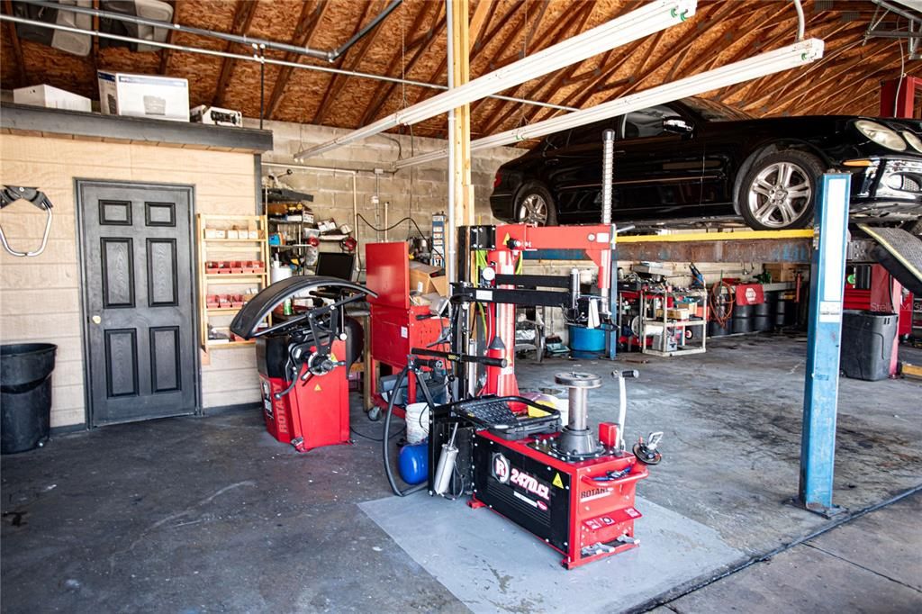 Garage, Interior, Wooden Beams