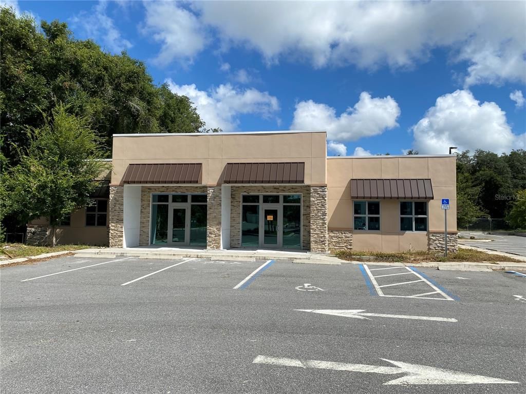 Exterior, Facade, Modern