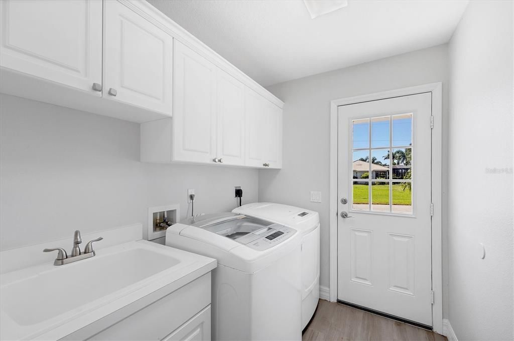 Interior, Washer, Wood Texture Flooring