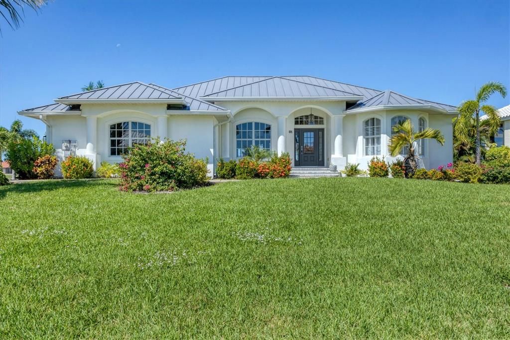 Backyard, Exterior, Facade, Ranch