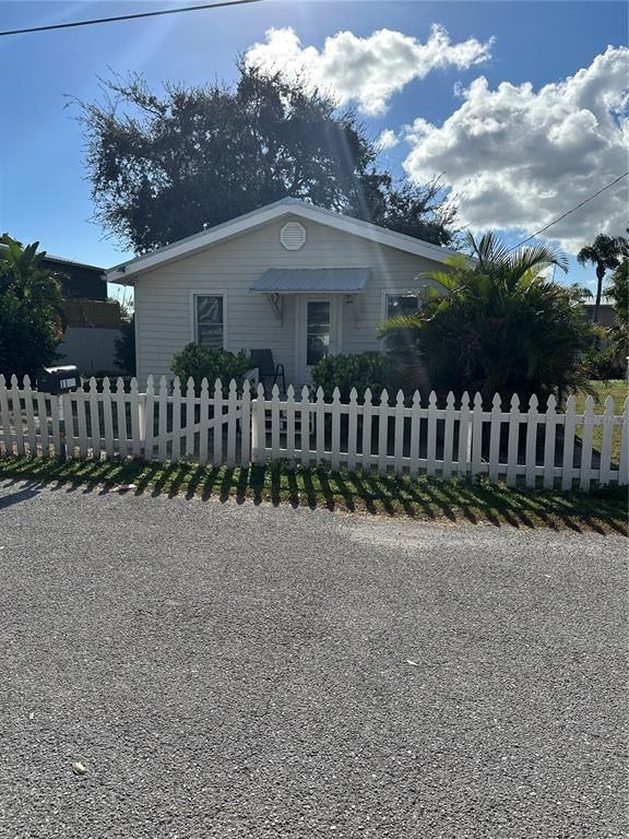Exterior, Facade, Ranch