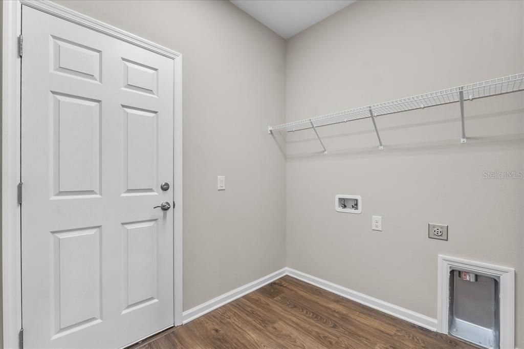 Interior, Walk-in Closets, Wood Texture Flooring