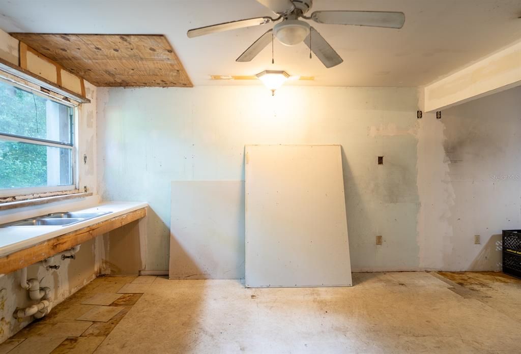 Empty room, Interior