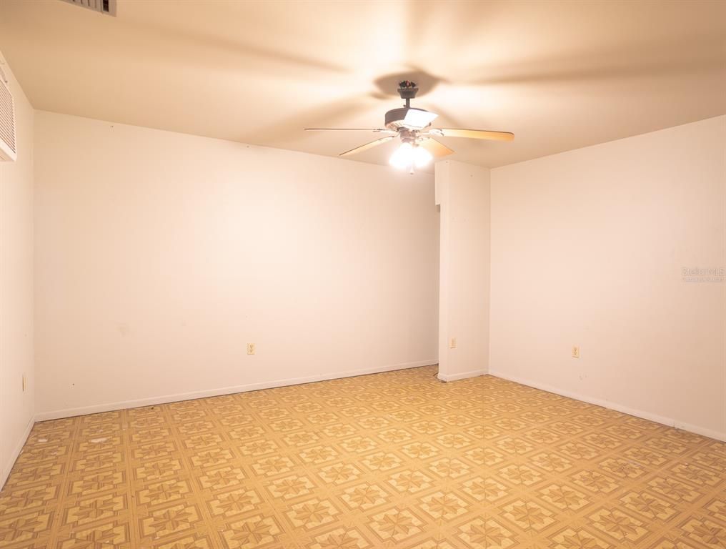Empty room, Interior