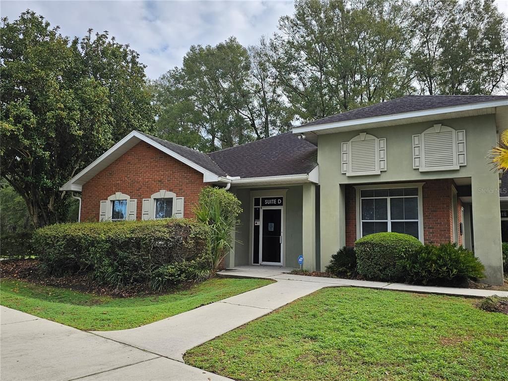 Exterior, Facade, Brick Facade, Ranch