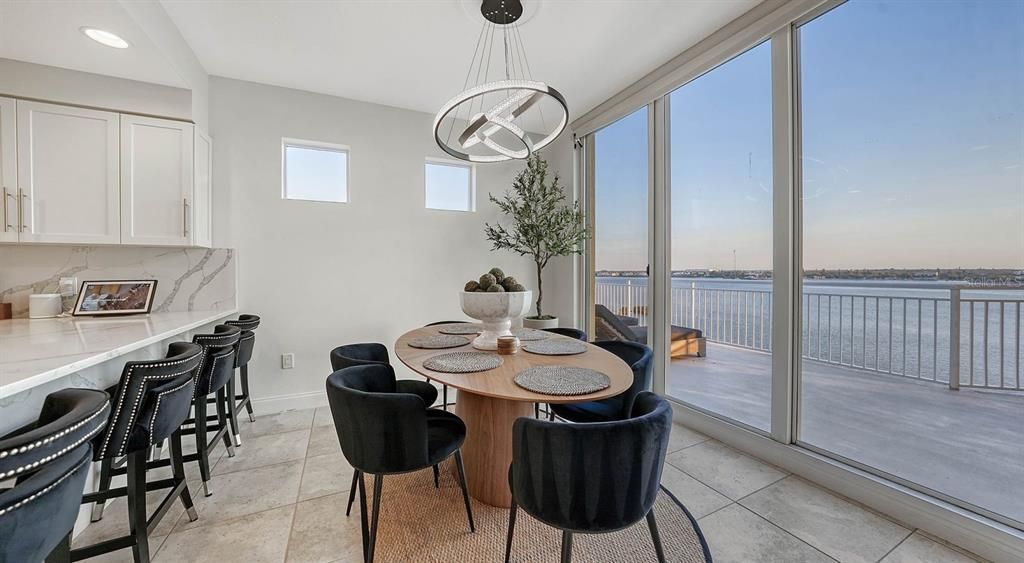 Dining room, Interior, Pendant Lights, Recessed Lighting, Water