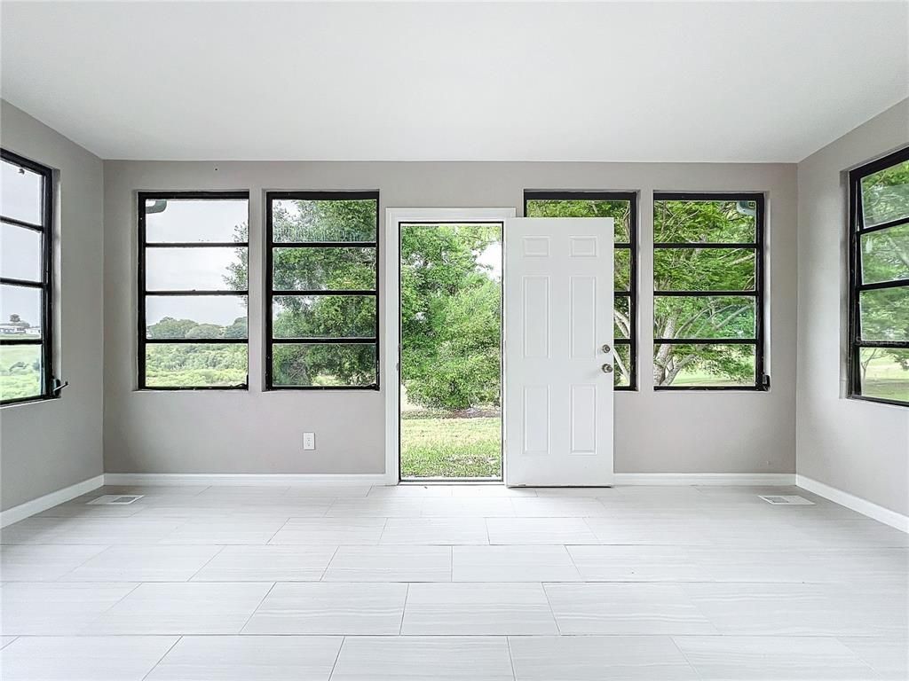 Empty room, Interior