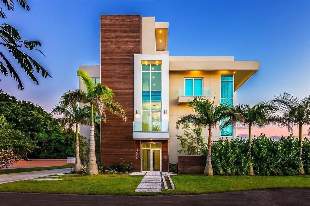 Exterior, Facade, Modern