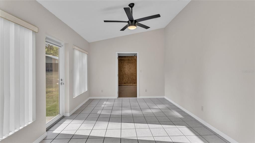 Empty room, Interior