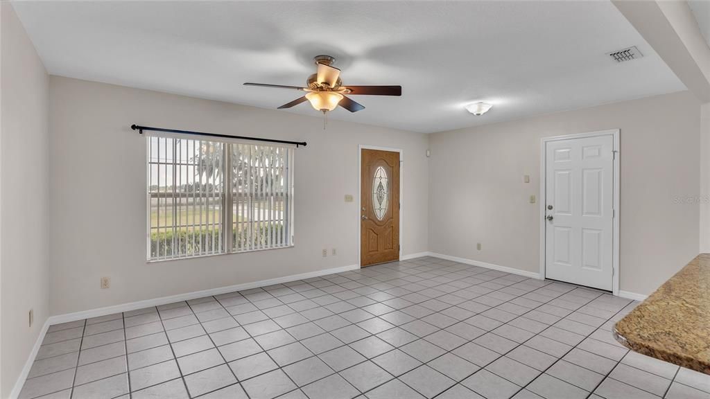 Empty room, Interior