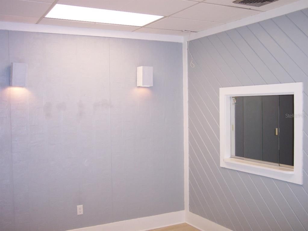 Empty room, Interior