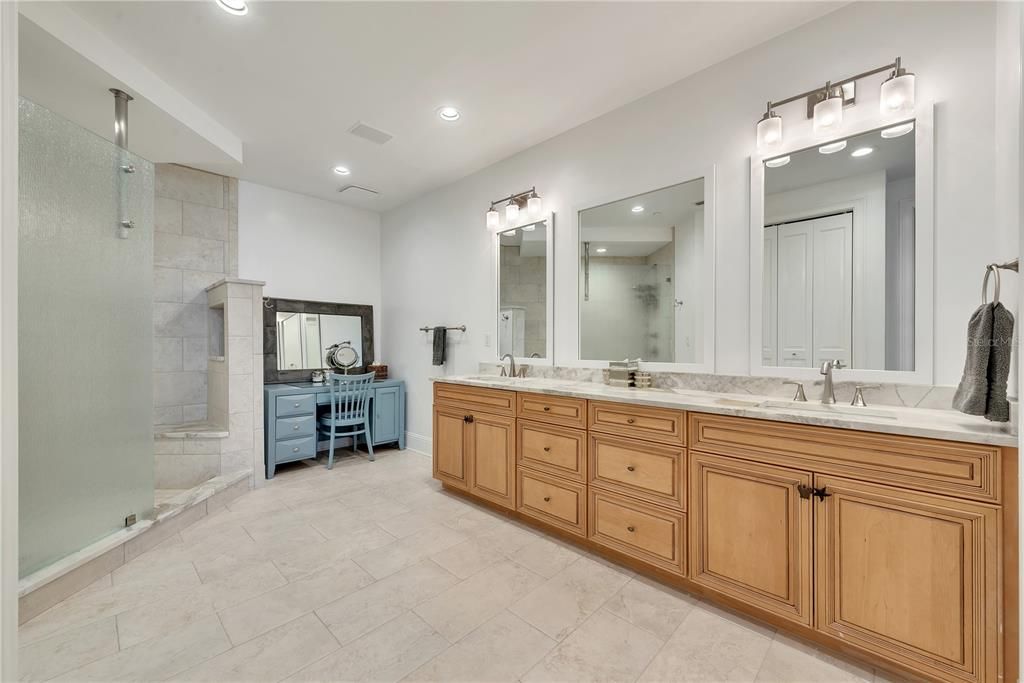Bathroom, Dual Sink Vanities, Interior, Recessed Lighting