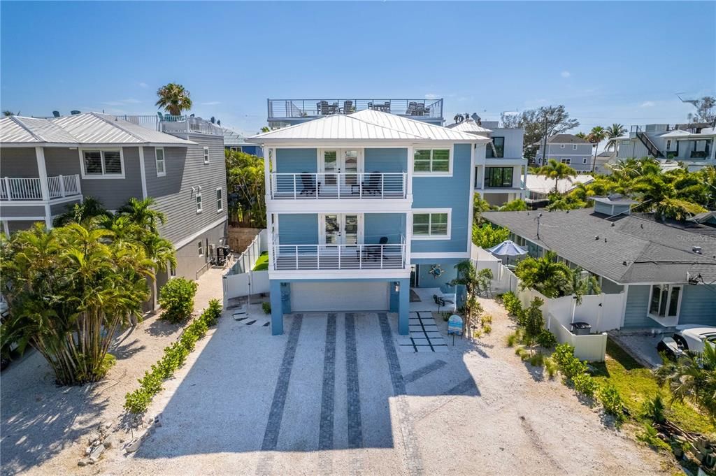 Attached, Exterior, Facade, Modern