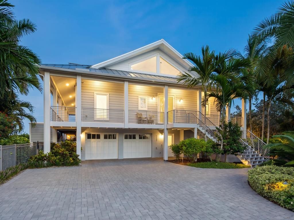 Attached, Exterior, Facade, Modern