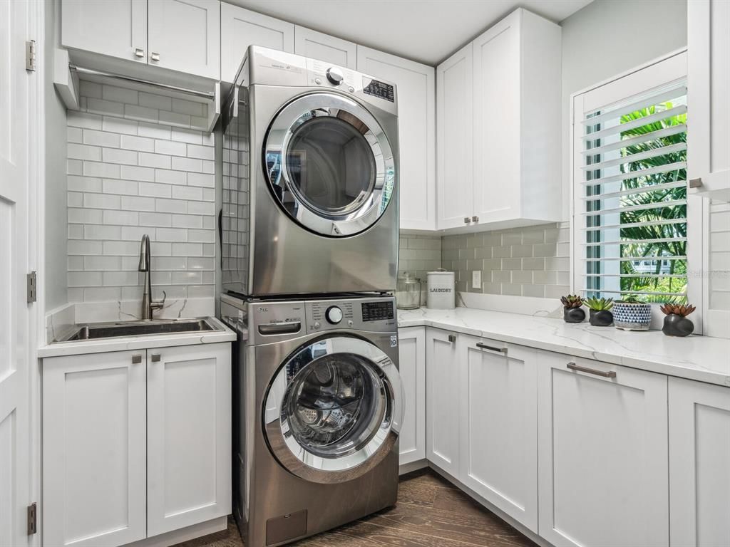 Interior, Washer, Wood Texture Flooring