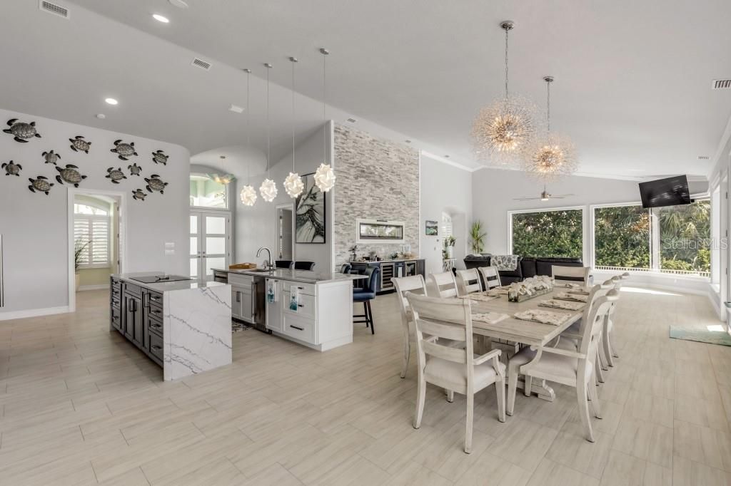 Chandelier, Dining room, Interior, Kitchen, Pendant Lights, Recessed Lighting, Wood Texture Flooring