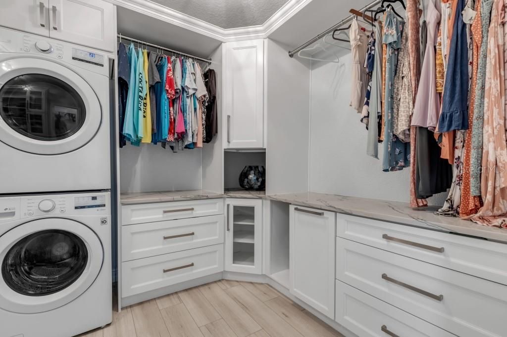 Interior, Washer, Wood Texture Flooring