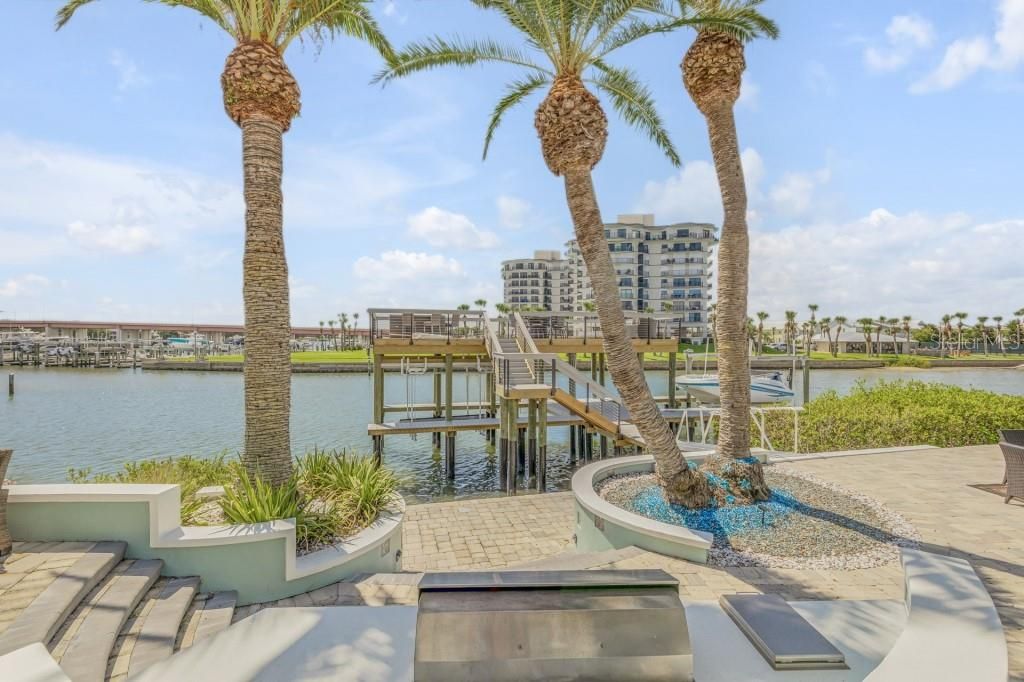 Exterior, Pool, Water