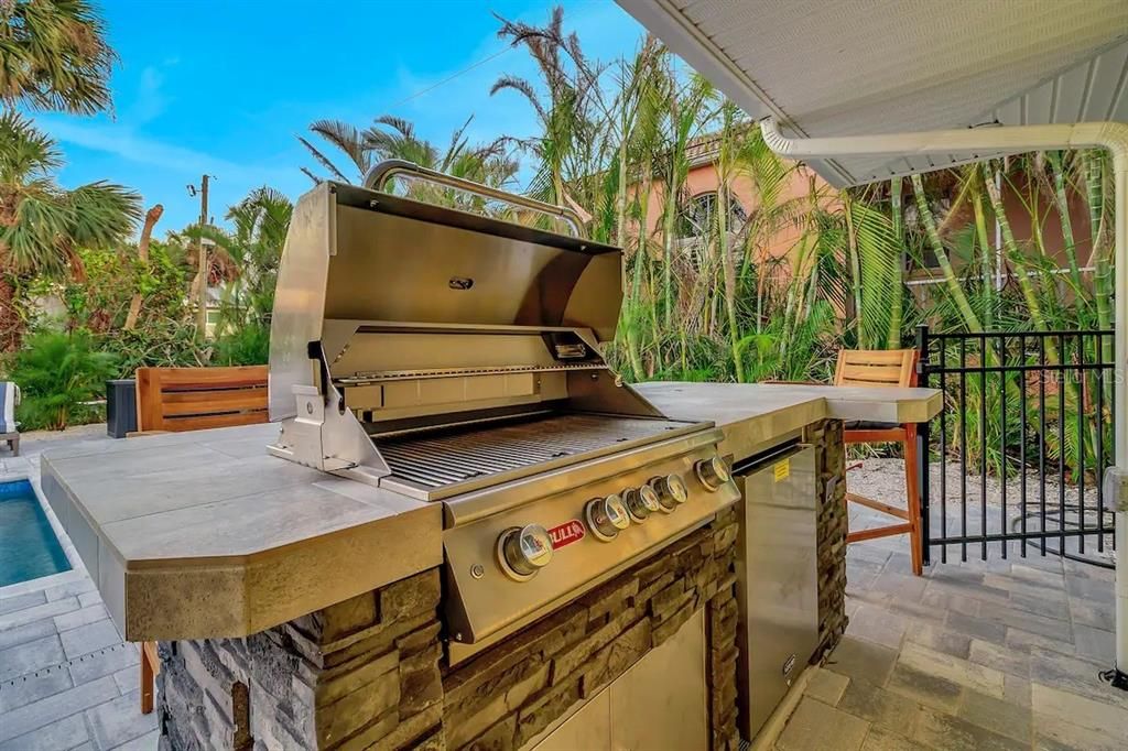 Exterior, Outdoor Kitchen