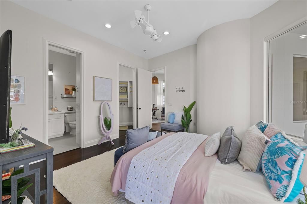Interior, Pendant Lights, Recessed Lighting, Wood Texture Flooring