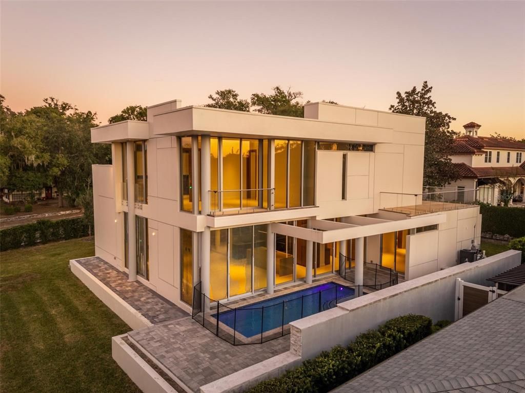 Backyard, Exterior, Facade, Pool, Modern