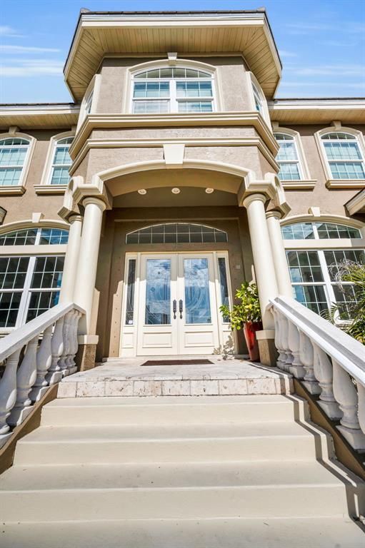 Exterior, Facade, Rowhouse