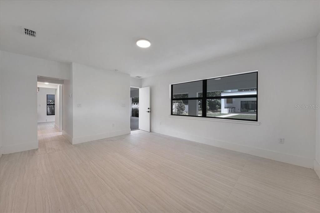 Empty room, Interior