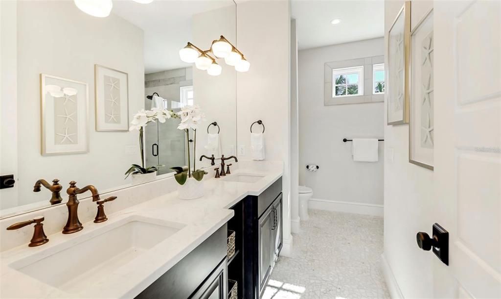 Bathroom, Dual Sink Vanities, Interior, Recessed Lighting
